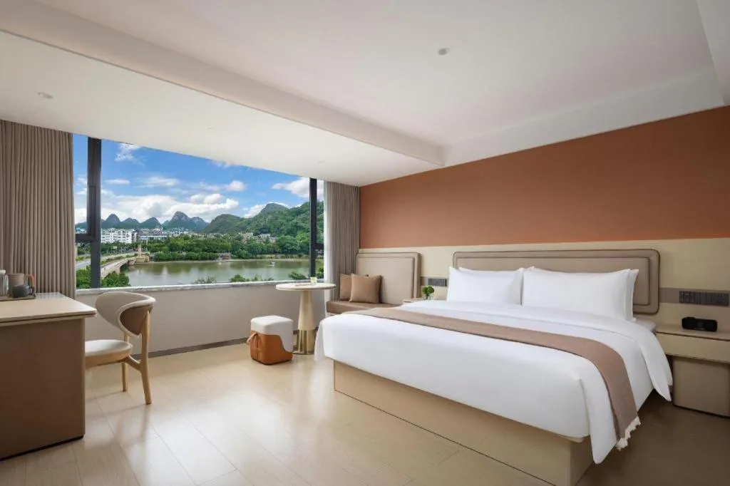 Bed in Immersing Hotel Guilin Two Rivers and Four Lakes Dongxi Alley