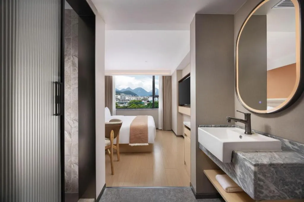 Bed in Immersing Hotel Guilin Two Rivers and Four Lakes Dongxi Alley