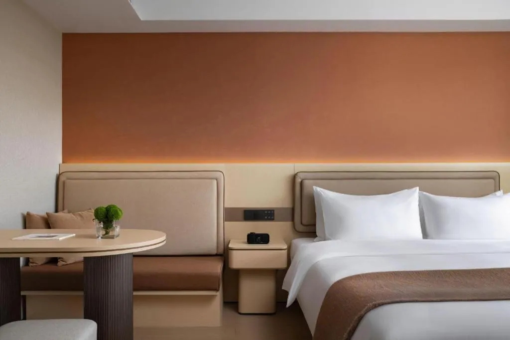 Bed in Immersing Hotel Guilin Two Rivers and Four Lakes Dongxi Alley