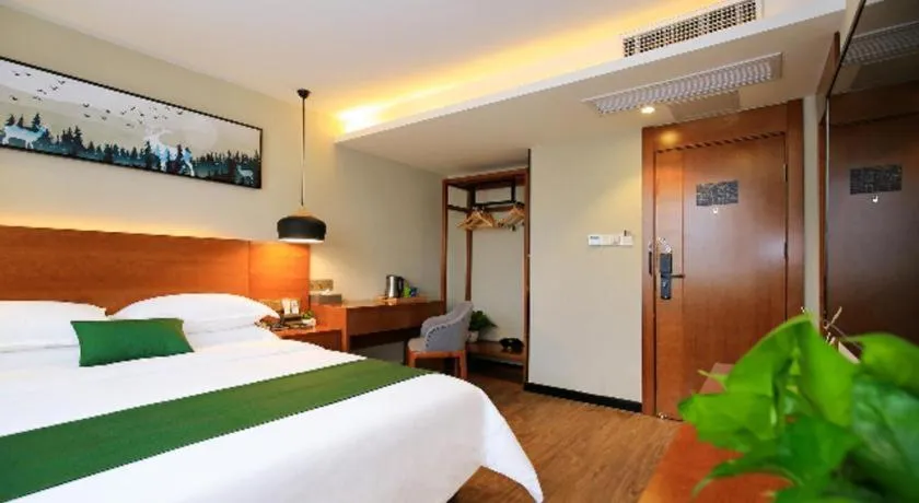 Bed in Immersing Hotel Guilin Two Rivers and Four Lakes Dongxi Alley