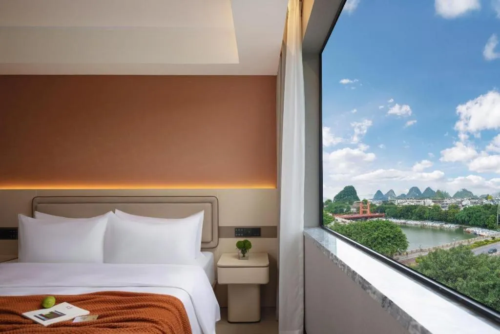 Bed in Immersing Hotel Guilin Two Rivers and Four Lakes Dongxi Alley