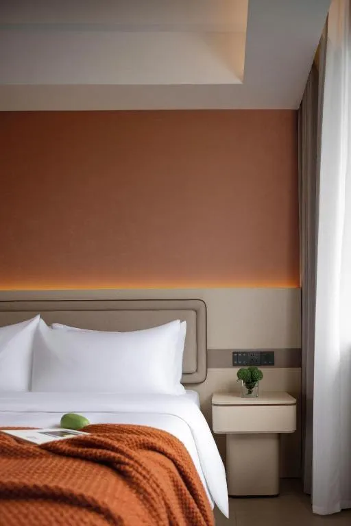 Bed in Immersing Hotel Guilin Two Rivers and Four Lakes Dongxi Alley