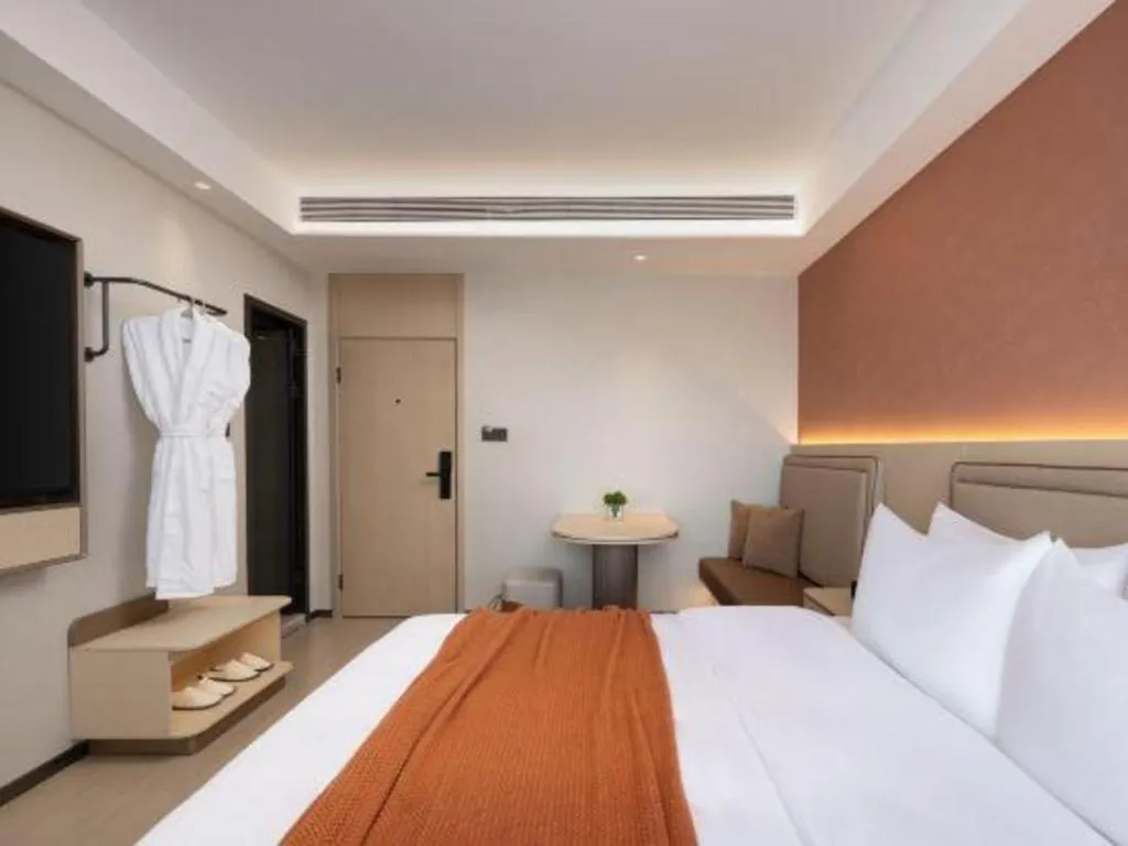 Bed in Immersing Hotel Guilin Two Rivers and Four Lakes Dongxi Alley