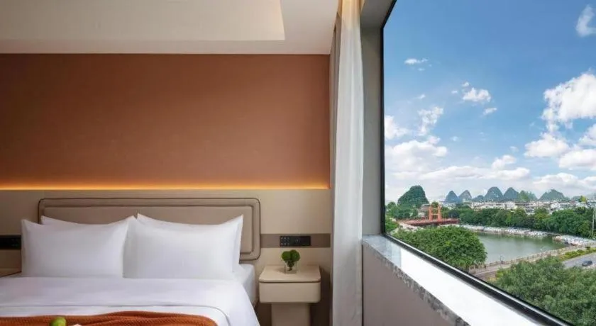 Bed in Immersing Hotel Guilin Two Rivers and Four Lakes Dongxi Alley