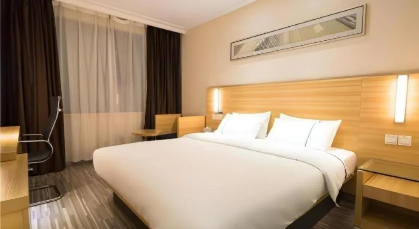Bed in City Comfort Inn Wuhan East Lake Scenic Area Happy Valley