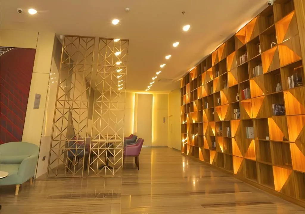 Borrman Hotel Fangchenggang High-speed Railway North Station Crystal International