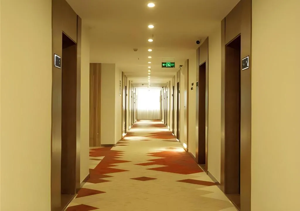 Borrman Hotel Fangchenggang High-speed Railway North Station Crystal International