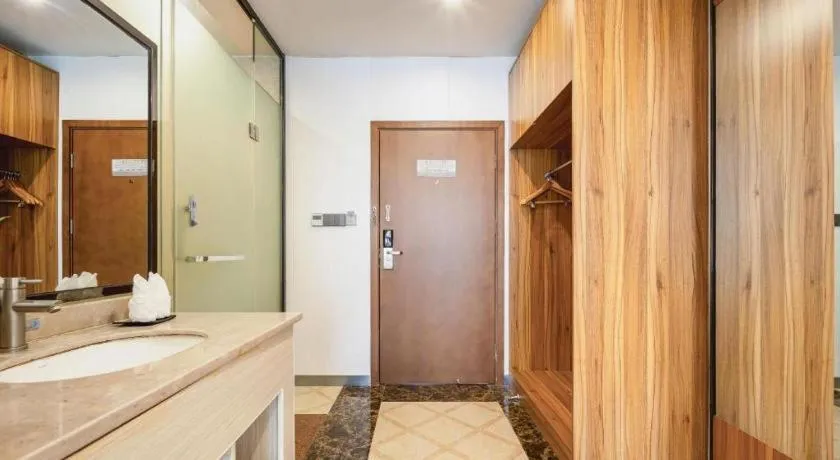 Borrman Hotel Fangchenggang High-speed Railway North Station Crystal International