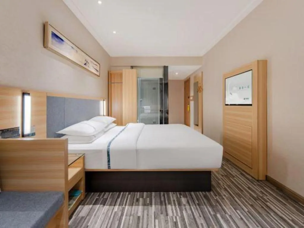 Bed in City Comfort Inn Shanghai International Automobile City Tongji University