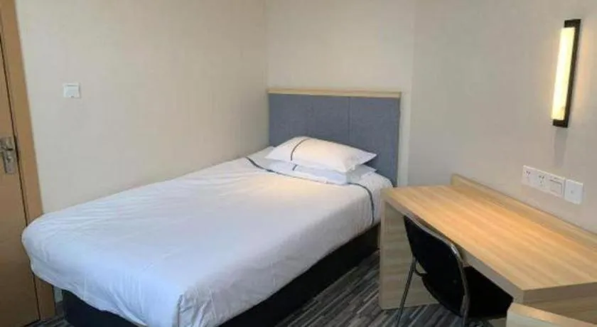 Bed in City Comfort Inn Shanghai International Automobile City Tongji University