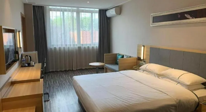Bed in City Comfort Inn Shanghai International Automobile City Tongji University