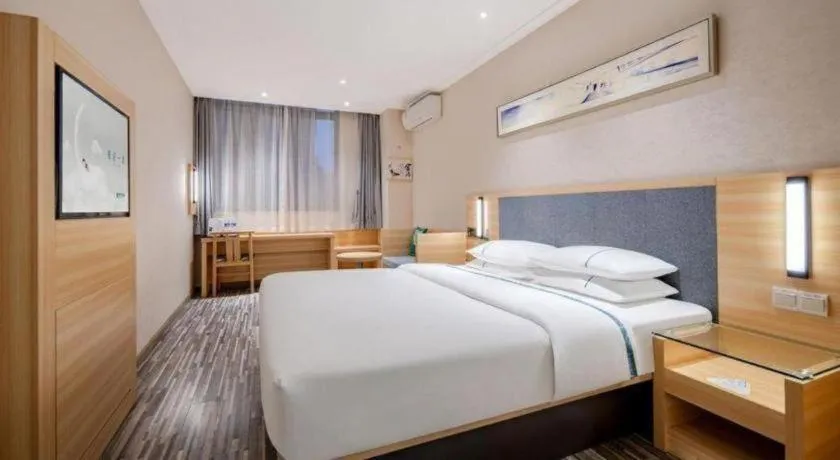 Bed in City Comfort Inn Shanghai International Automobile City Tongji University