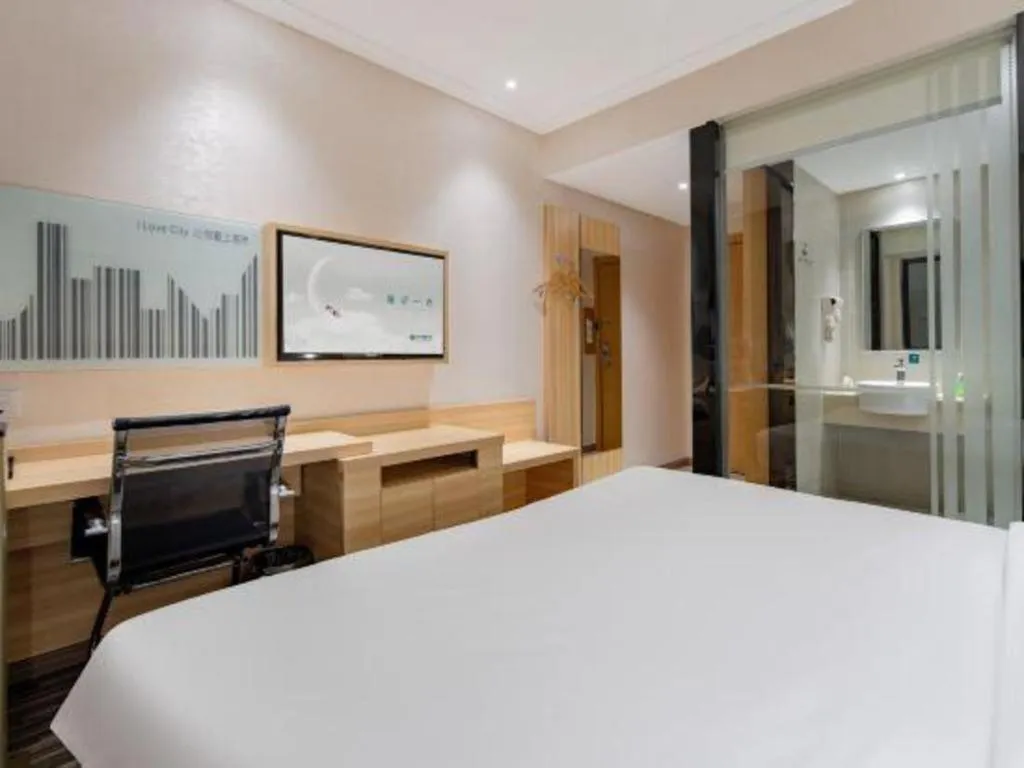 Bed in City Comfort Inn Shanghai International Automobile City Tongji University