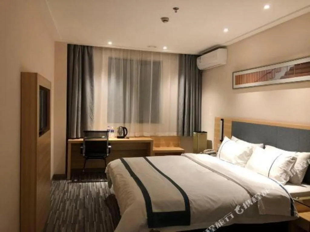 Bed in City Comfort Inn Shanghai International Automobile City Tongji University