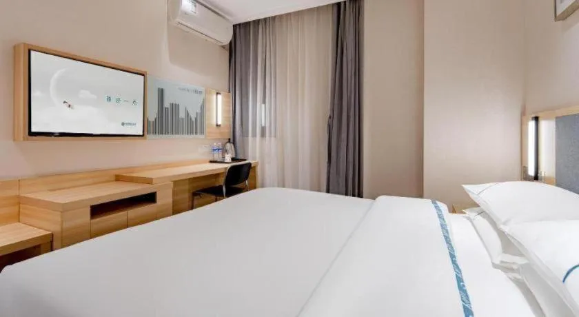 Bed in City Comfort Inn Shanghai International Automobile City Tongji University