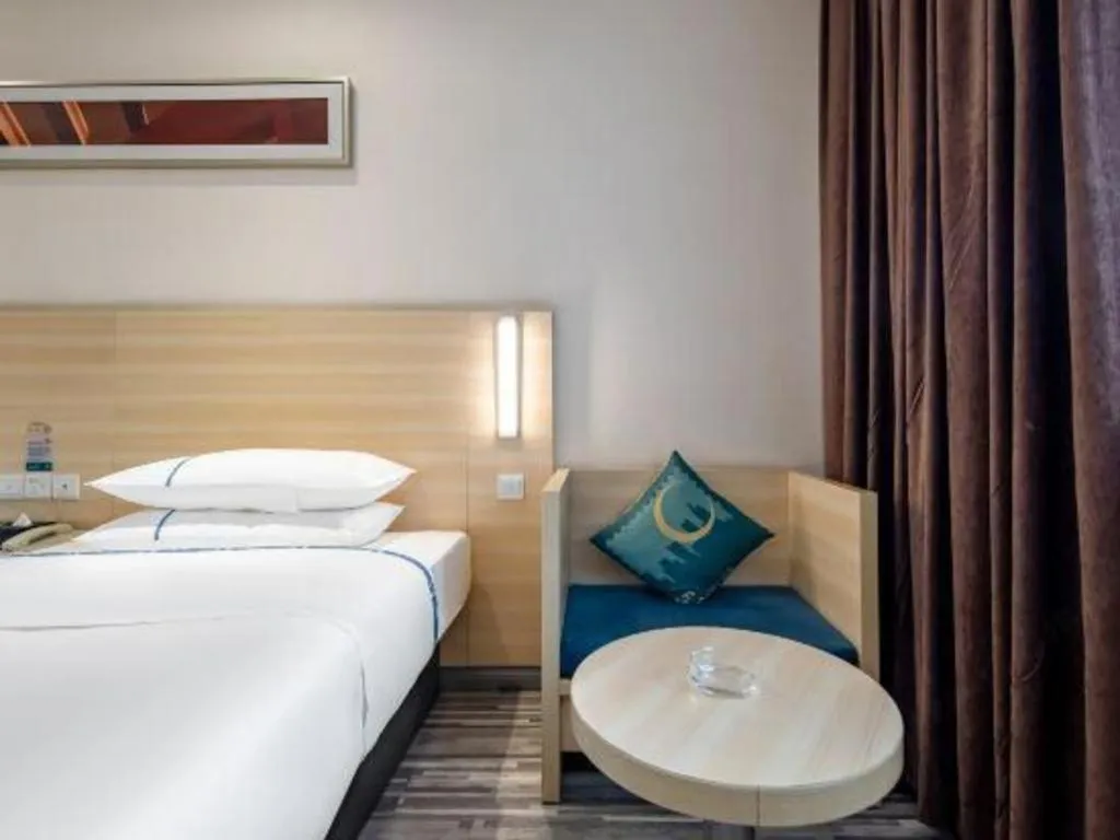 Bed in City Comfort Inn Guangzhou Renhe Metro Station Huatong Plaza