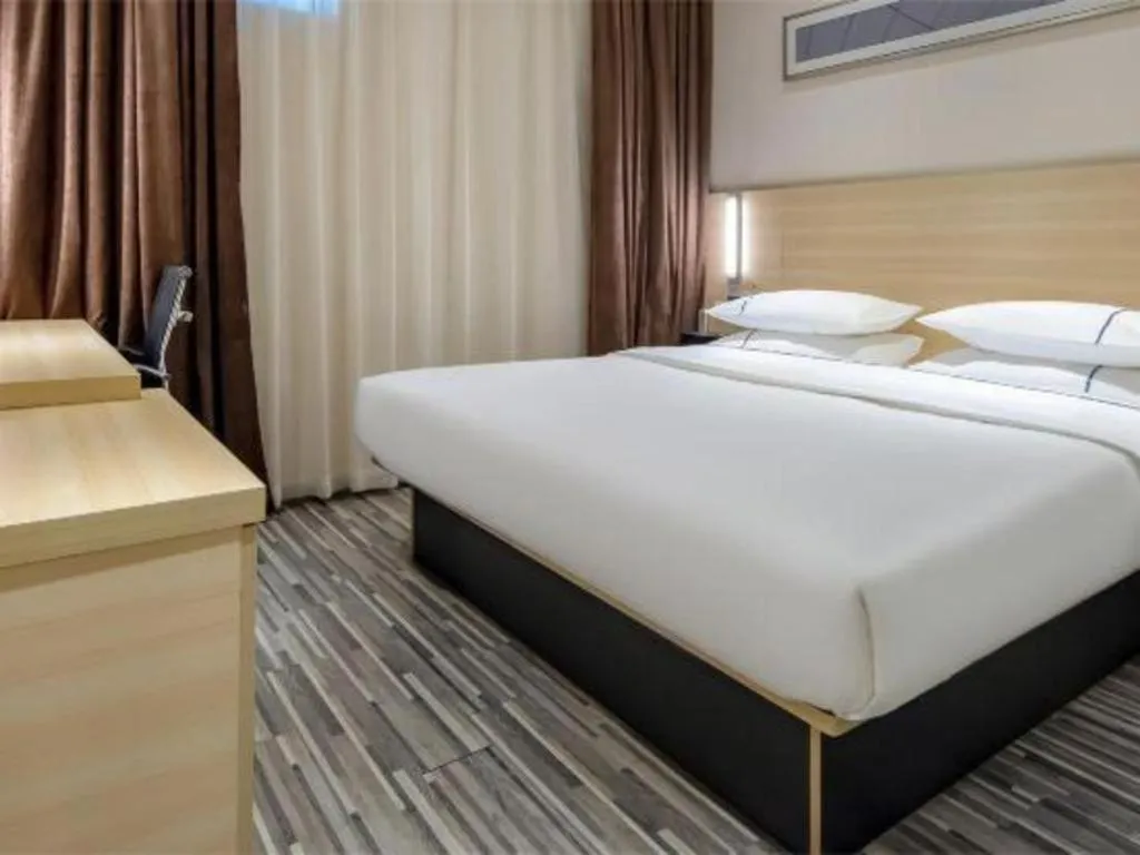 Bed in City Comfort Inn Guangzhou Renhe Metro Station Huatong Plaza