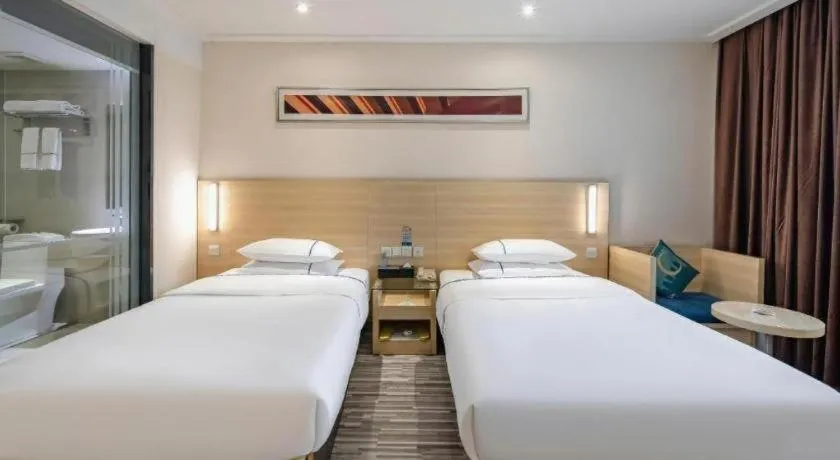 Bed in City Comfort Inn Guangzhou Renhe Metro Station Huatong Plaza