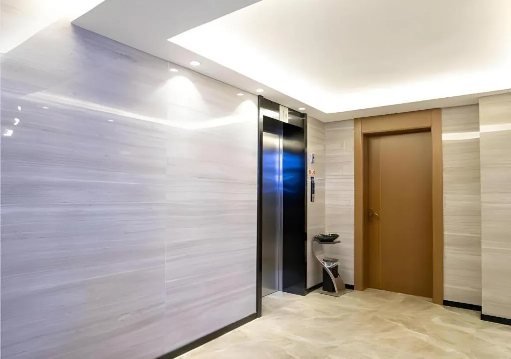 JTOUR Inn Yulin Railway Station Industrial Products Market