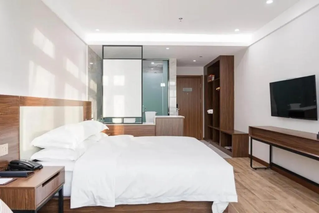 Bed in Borrman Hotel East Huai'an Railway Station Zhou 'Enlai Memorial