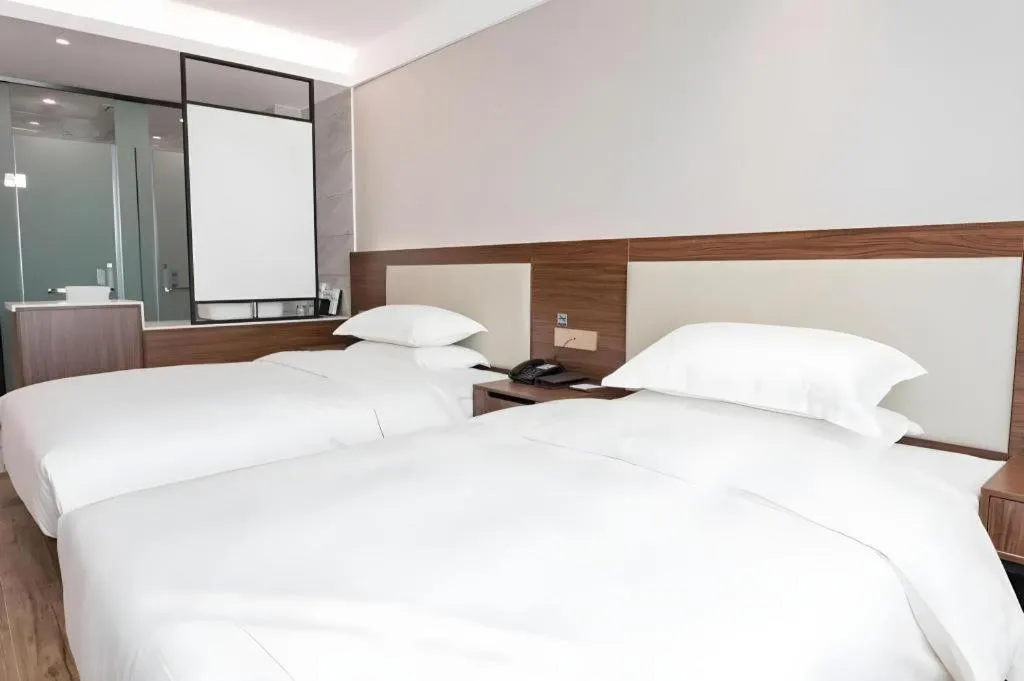 Bed in Borrman Hotel East Huai'an Railway Station Zhou 'Enlai Memorial