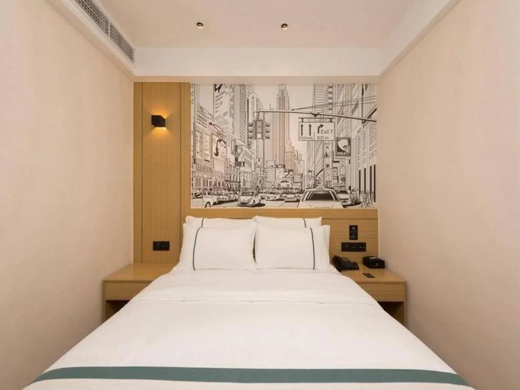 Bed in City Comfort Inn Guangzhou Southern Hospital Tonghe Metro Station