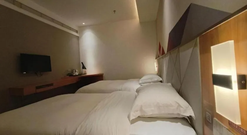 Bed in Borrman Hotel Jingzhou Jiangjin West Road Wanda Plaza Fantawild