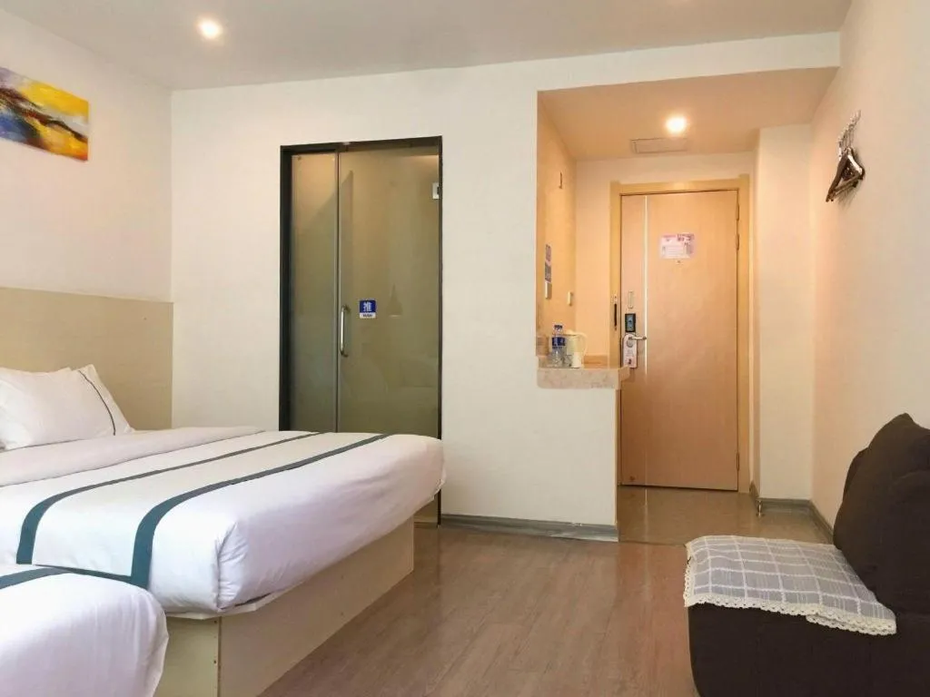 Bed in City Comfort Inn Guangzhou Dashi Metro Station Zoo Main Branch