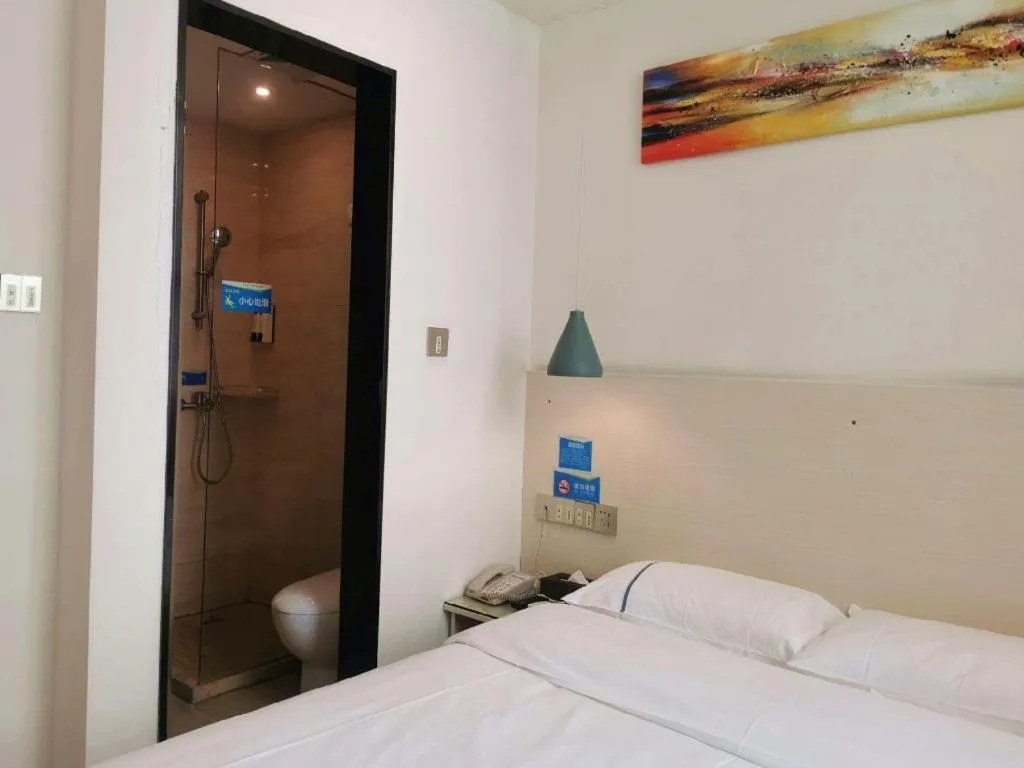 Bed in City Comfort Inn Guangzhou Dashi Metro Station Zoo Main Branch