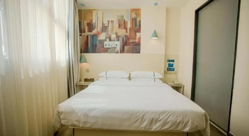 Bed in City Comfort Inn Guangzhou Dashi Metro Station Zoo Main Branch