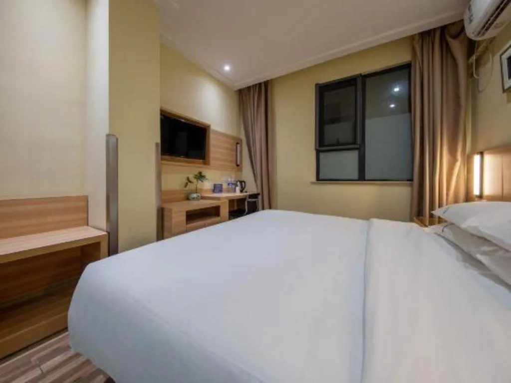 Bed in City Comfort Inn Shanghai International Tourism Resort Disney