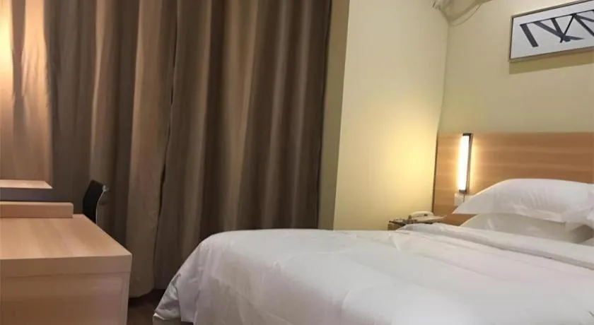 Bed in City Comfort Inn Shanghai International Tourism Resort Disney