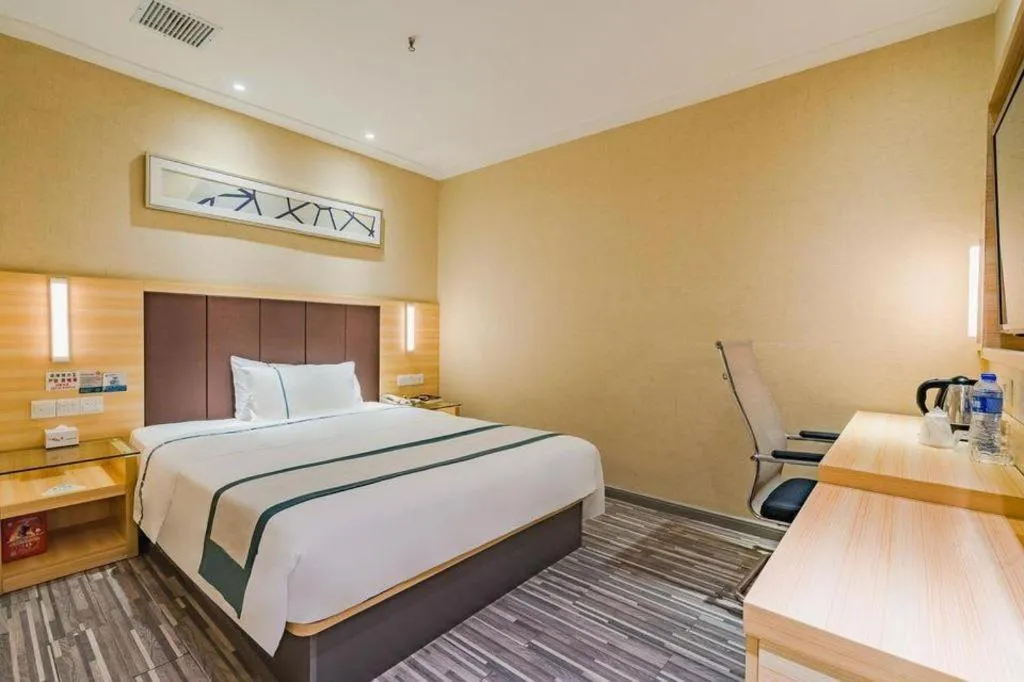 Bed in City Comfort Inn Guangzhou Shangxiajiu Hualin Temple Chenjiaci Metro Station