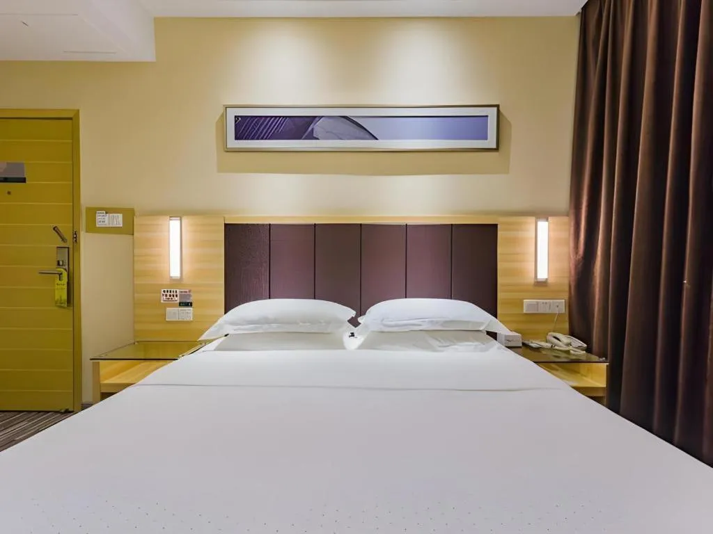 Bed in City Comfort Inn Guangzhou Shangxiajiu Hualin Temple Chenjiaci Metro Station