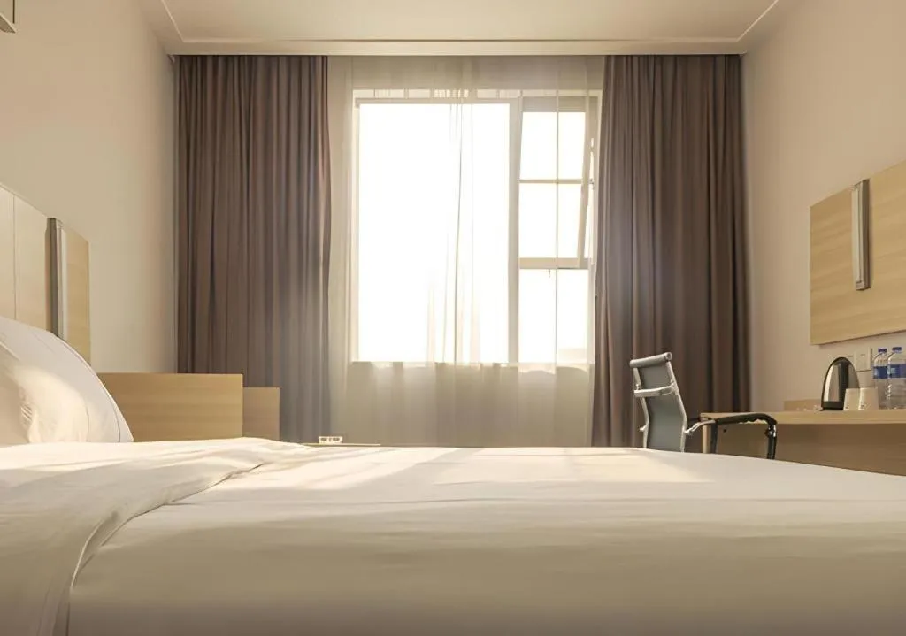 Bed in City Comfort Inn Guangzhou Shangxiajiu Hualin Temple Chenjiaci Metro Station