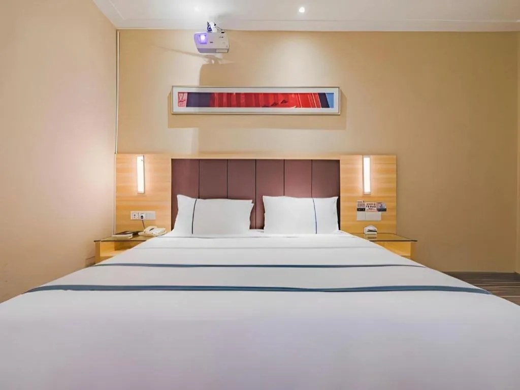 Bed in City Comfort Inn Guangzhou Shangxiajiu Hualin Temple Chenjiaci Metro Station