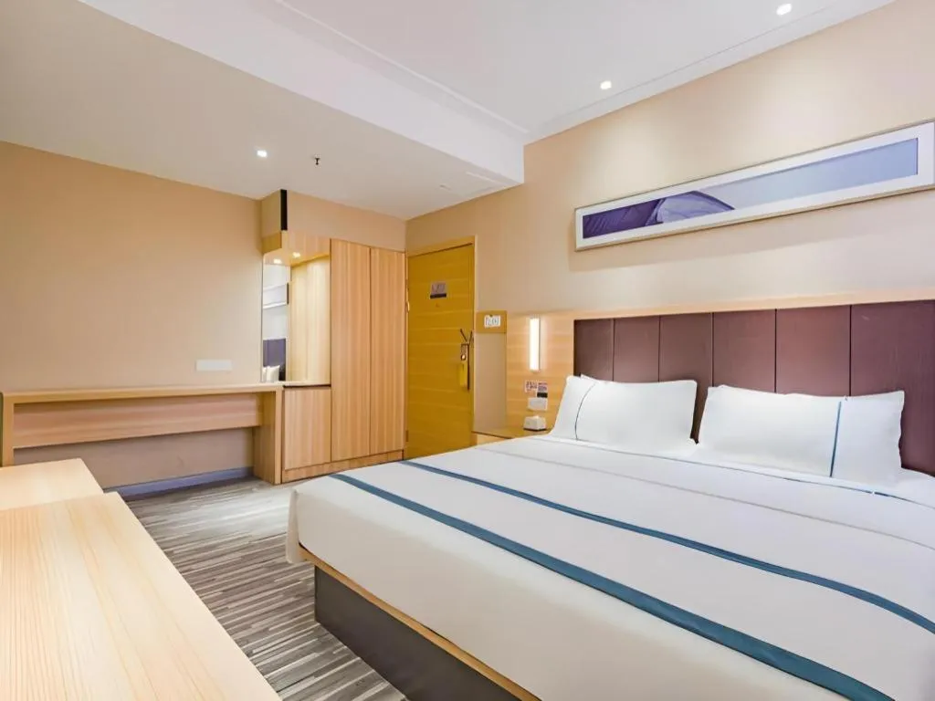 Bed in City Comfort Inn Guangzhou Shangxiajiu Hualin Temple Chenjiaci Metro Station