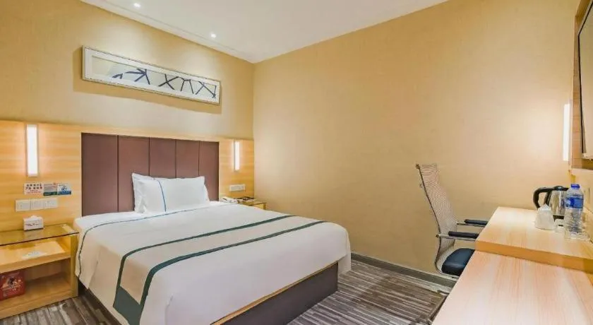 Bed in City Comfort Inn Guangzhou Shangxiajiu Hualin Temple Chenjiaci Metro Station
