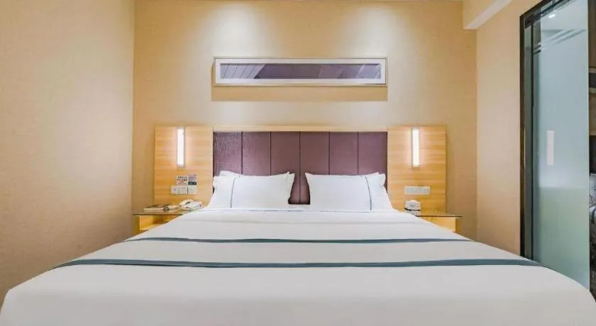 Bed in City Comfort Inn Guangzhou Shangxiajiu Hualin Temple Chenjiaci Metro Station