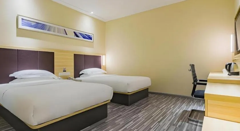 Bed in City Comfort Inn Guangzhou Shangxiajiu Hualin Temple Chenjiaci Metro Station