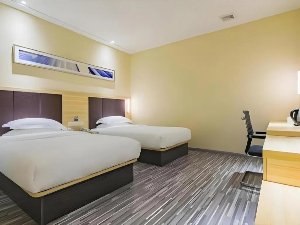 Bed in City Comfort Inn Guangzhou Shangxiajiu Hualin Temple Chenjiaci Metro Station