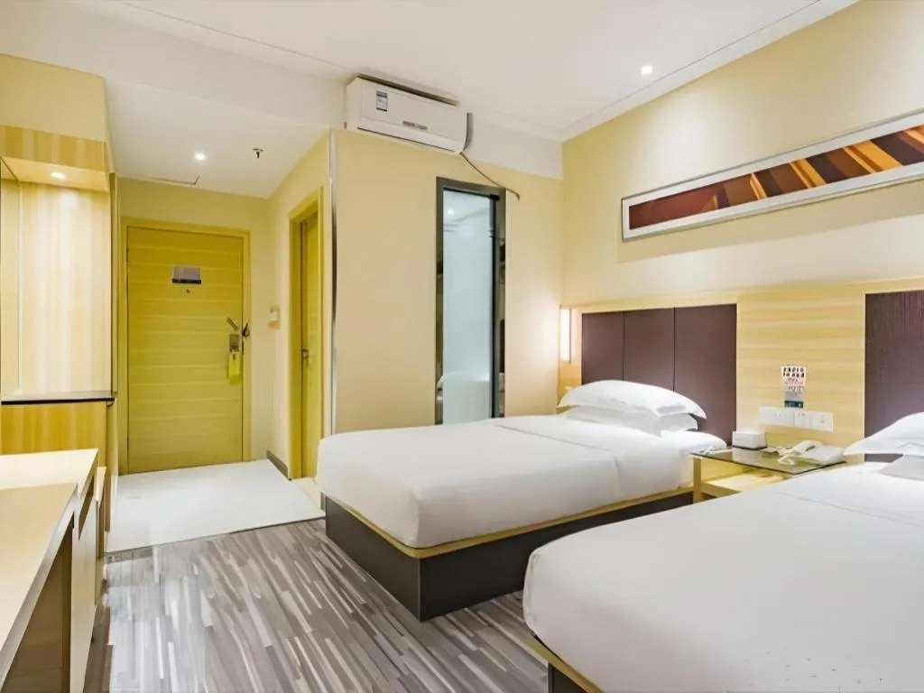 Bed in City Comfort Inn Guangzhou Shangxiajiu Hualin Temple Chenjiaci Metro Station