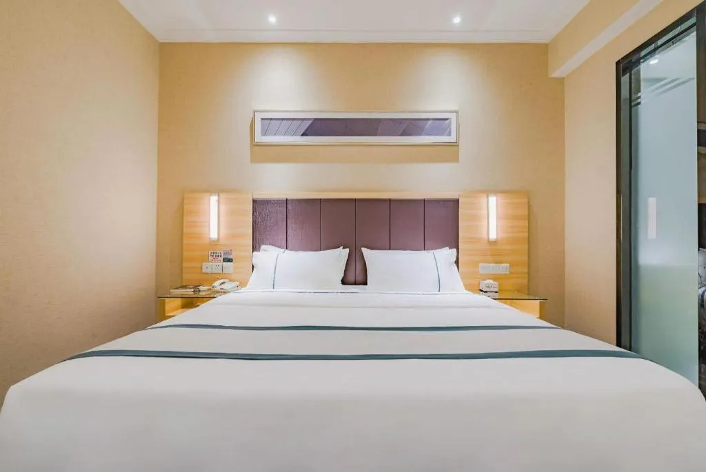 Bed in City Comfort Inn Guangzhou Shangxiajiu Hualin Temple Chenjiaci Metro Station
