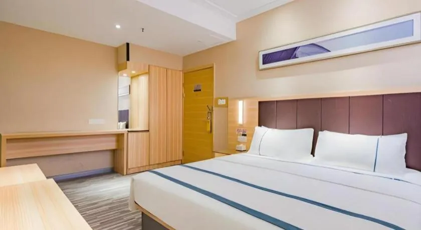Bed in City Comfort Inn Guangzhou Shangxiajiu Hualin Temple Chenjiaci Metro Station