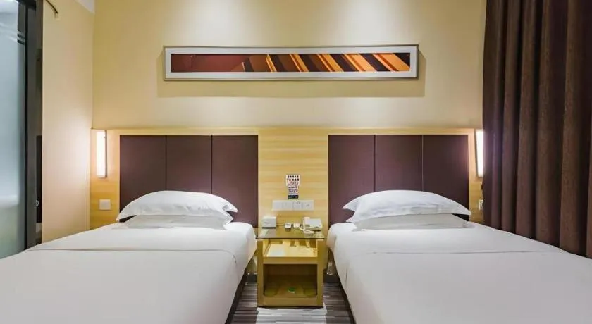 Bed in City Comfort Inn Guangzhou Shangxiajiu Hualin Temple Chenjiaci Metro Station