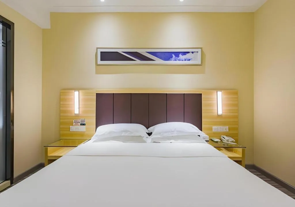 Bed in City Comfort Inn Guangzhou Shangxiajiu Hualin Temple Chenjiaci Metro Station