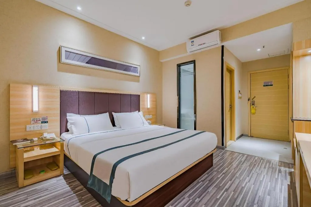 Bed in City Comfort Inn Guangzhou Shangxiajiu Hualin Temple Chenjiaci Metro Station