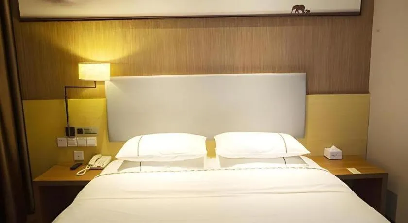 Bed in Jtour Inn Huanggang Wuxue City Square