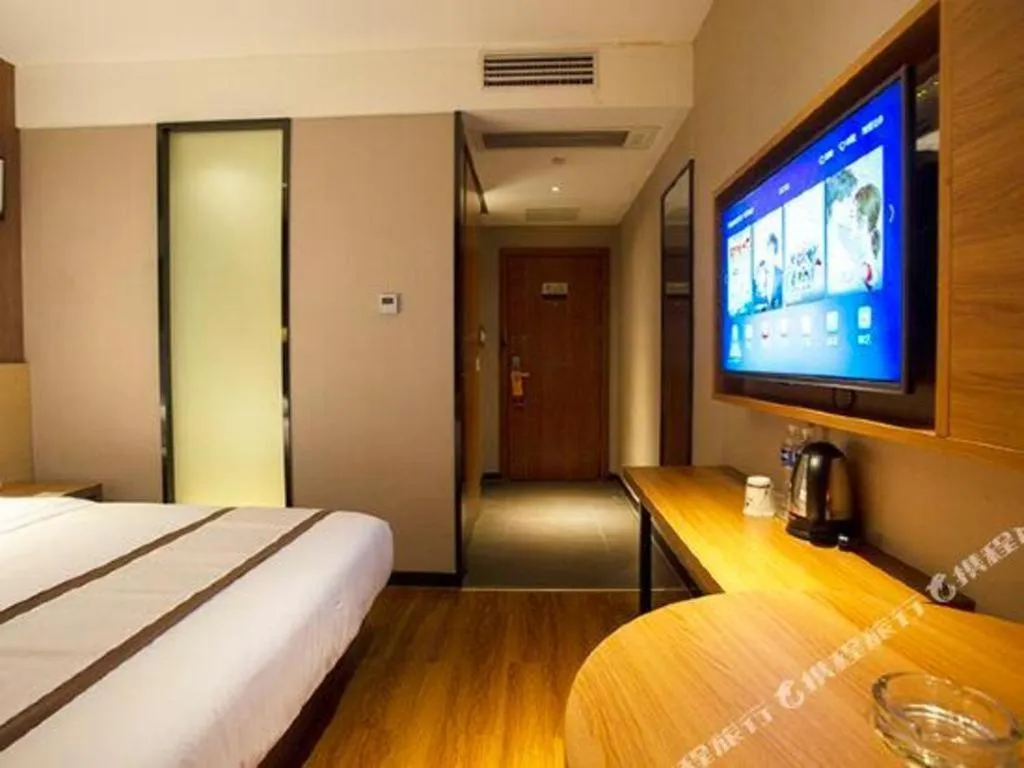 Bed in Jtour Inn Huanggang Wuxue City Square