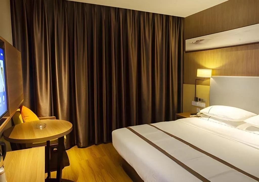 Bed in Jtour Inn Huanggang Wuxue City Square